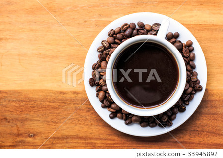 coffee cup and beans on the wood. coffee cup and beans on the wood. 33945892