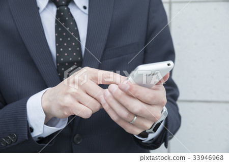 操作智能手機的商人手 33946968