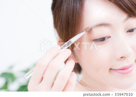 化妝眉毛的女人 化妝眉毛的女人 33947010