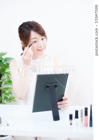 Makeup eye line woman 33947086