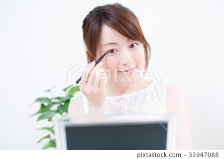 化妝眼線女人 化妝眼線女人 33947088