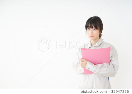 工作在工廠的工作服的婦女 33947256