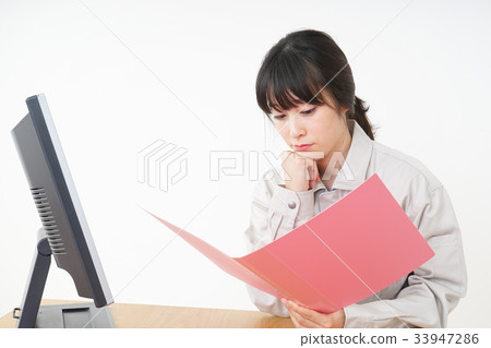 工作在工廠的工作服的婦女 33947286