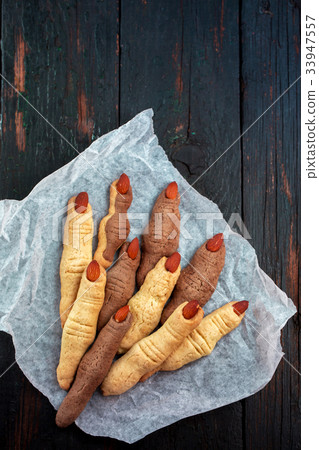Halloween cookies like fingers 33947557