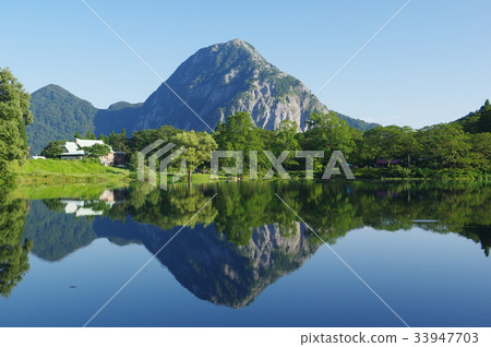 Scenic spot in Niigata Itoigawa "Myojoyama" Itoigawa Geopark reflected in the pond and lake surface of Takanami Scenic spot in Niigata Itoigawa "Myojoyama" Itoigawa Geopark reflected in the pond and lake surface of Takanami 33947703