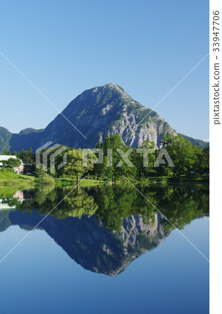 Scenic spot in Niigata Itoigawa "Myojoyama" Itoigawa Geopark reflected in the pond and lake surface of Takanami 33947706