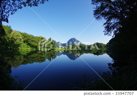 Itoigawa,Niigata“Myojosan”的風景區反映在Takanami超廣角Itoigawa Geopark的池塘和湖面上 Itoigawa,Niigata“Myojosan”的風景區反映在Takanami超廣角Itoigawa Geopark的池塘和湖面上 33947707