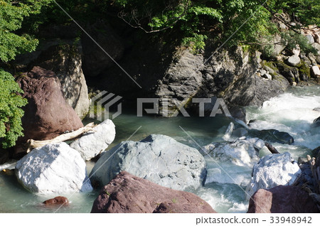 新潟Itoigawa天然紀念物“Otakigawa jadeum生產區”Otakigawa玉峽谷地質點綴著巨大的玉石粗石 33948942