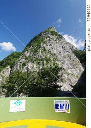 新潟Itoigawa-no-Oyama地質公園觀景台Meiseizan南牆南面全山石灰岩山Otakigawa玉峽谷地質 33949311