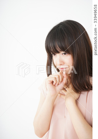 咳嗽感冒的年輕女子 33949658