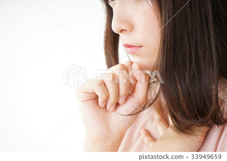 咳嗽感冒的年輕女子 33949659