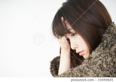 A young woman who has a fever with a cold A young woman who has a fever with a cold 33949685