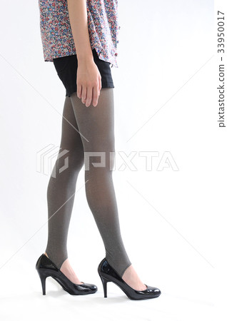 Pretty woman legs 33950017