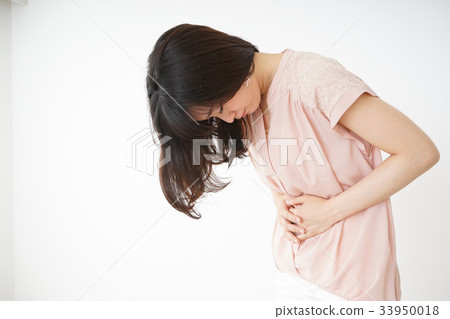 Stomachache suffers from a young woman Stomachache suffers from a young woman 33950018