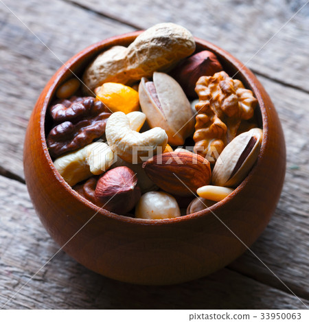 Mixed nuts in wooden bowl 33950063