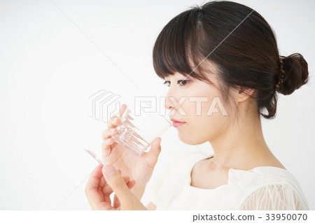 採取口頭醫學的少婦 33950070