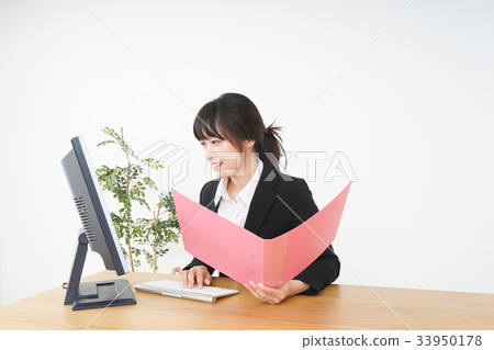 做書桌工作的女商人在辦公室 做書桌工作的女商人在辦公室 33950178