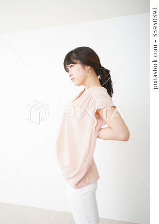 一名年輕女子患有腹痛 33950391