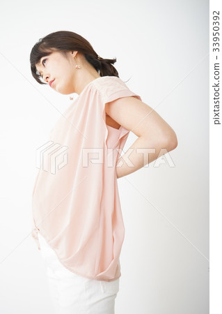 一名年輕女子患有腹痛 一名年輕女子患有腹痛 33950392