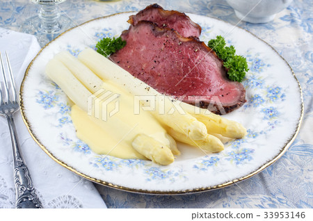 Roast Beef with White Asparagus Roast Beef with White Asparagus 33953146