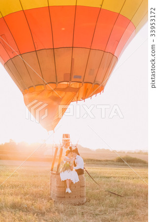 The full-length photo of the airballoon with the 33953172