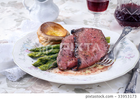 Roast Beef with green Asparagus and Yorkshire Pudd 33953173