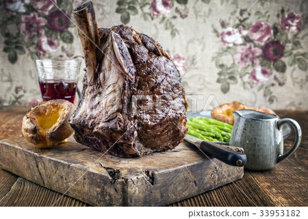 Rib of Beef with Yorkshire Pudding and Green Aspar 33953182