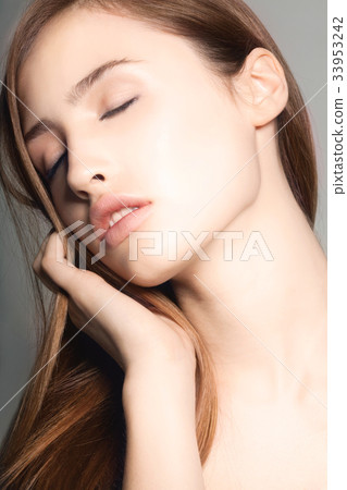 Sensual model portrait 33953242