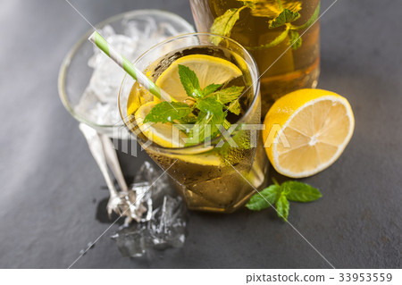 Ice tea with lemon and mint 33953559