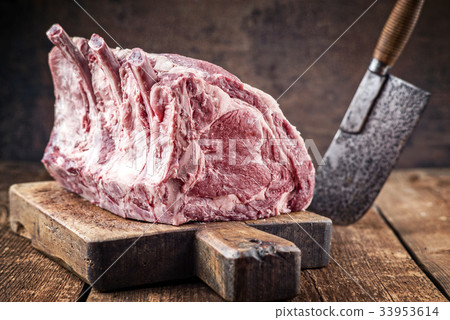 Dry Aged Cote de Boeuf on Cutting Board Dry Aged Cote de Boeuf on Cutting Board 33953614