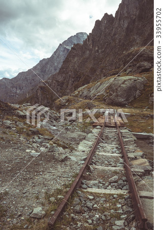 Old and damaged railroad track 33955702