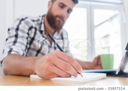 Close-up of the hand of a creative young man 33957314