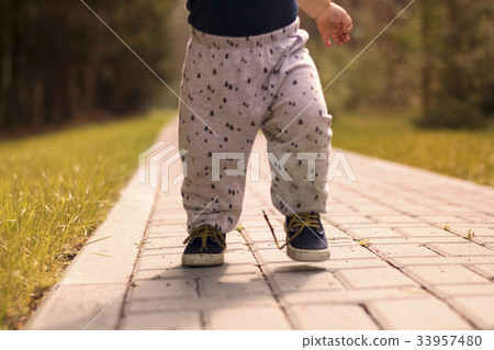 Baby's first steps.The first independent steps 33957480