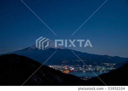 [Yamanashi] Mt. Fuji and Lake Kawaguchi from the Misaka Pass during the cold winter months 33958104