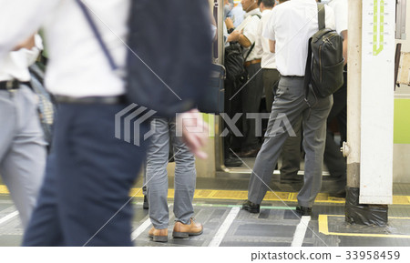 通勤學校圖像早上新宿站 33958459
