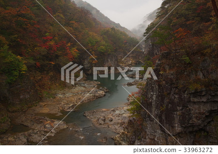 用秋葉蓋的峽谷 用秋葉蓋的峽谷 33963272