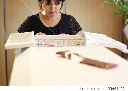 A woman who meets the late 33963422