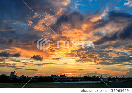Dramatic sunset sky seen from Arakawa riverbed 33963669
