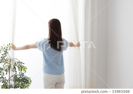 young woman      33965086