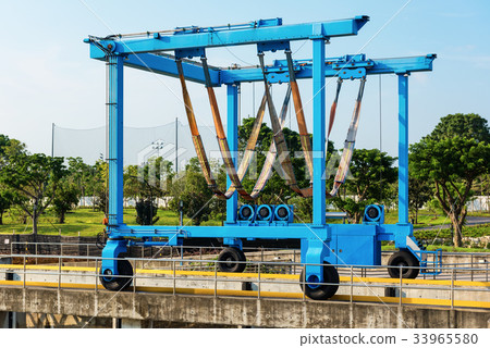 Lifting crane for elevating boat and maintenance 33965580