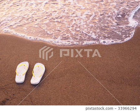 海灘邊緣和沙灘涼鞋 海灘邊緣和沙灘涼鞋 33966294
