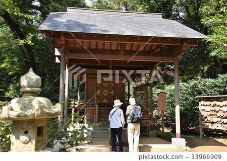 A couple who visits a shrine 33966909