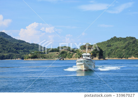 在瀨戶內海愛媛縣的島上行駛的漁船 33967027