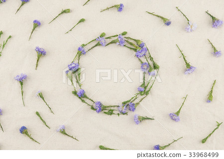Round wreath of purple cutter flowers 33968499