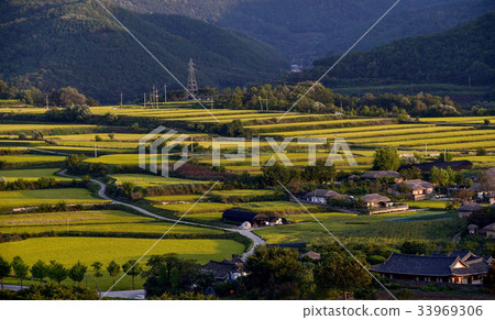 位於慶北省安東市洛東江的Hahoe村 位於慶北省安東市洛東江的Hahoe村 33969306