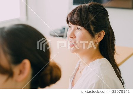 在辦公室工作的年輕女子 33970141