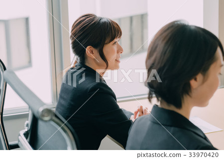 在辦公室工作的年輕女子 在辦公室工作的年輕女子 33970420