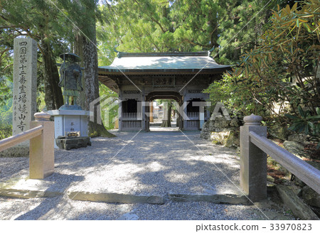 The main hall is seen from Shikoku Reijo No. 12 bill station "Yeyama temple" Sanmon (Niomon) The main hall is seen from Shikoku Reijo No. 12 bill station "Yeyama temple" Sanmon (Niomon) 33970823