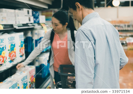 shopping, couple, drug store 33971534