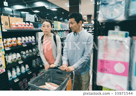 drug store, shopping, husband and wife 33971544